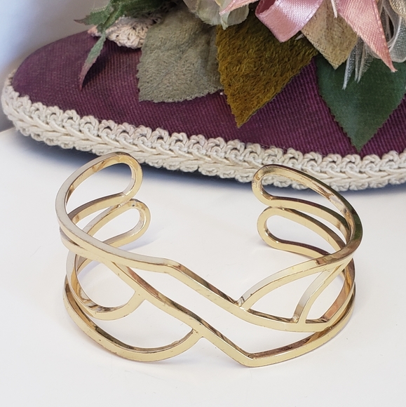 Unique Elegant Gold tone Cuff Bracelet - Picture 6 of 6
